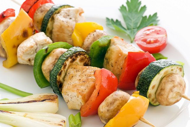 Para preparar estas brochetas perfectas para el verano, tan solo hacen falta unos 4 o 5 champiñones pequeños por brocheta