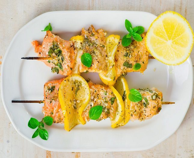 Las brochetas de salmón al pesto son ideales para el verano