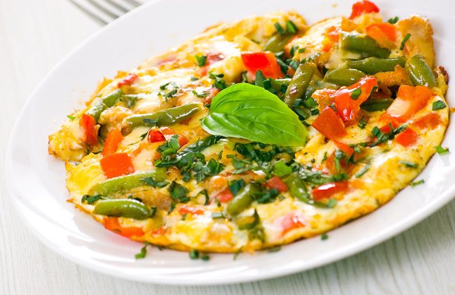 La tortilla de pisto es un plato perfecto para aprovechar las sobras