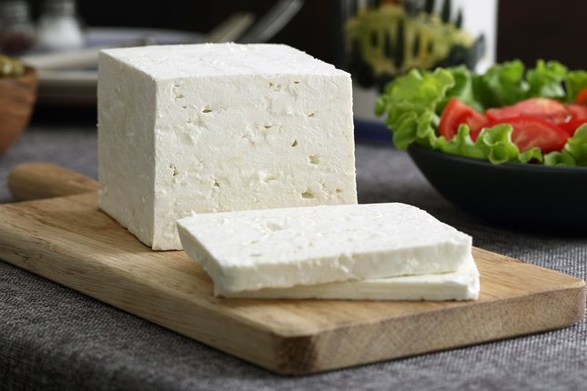 El queso fresco contiene mucha agua y poca grasa