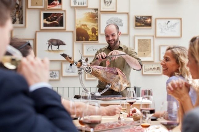 La marca Cinco Jotas, además de su excelente jamón, también imparte clases de corte de jamón formados en las bodegas de Jabugo