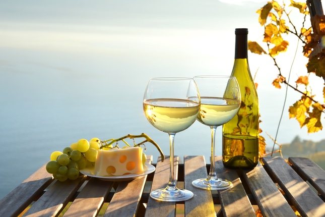 El vino blanco es ideal para los quesos suaves como el emmental, las pastas o los arroces