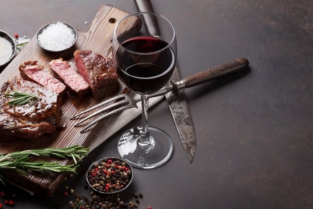 El vino tinto va mejor con platos principales, como carnes rojas o guisos