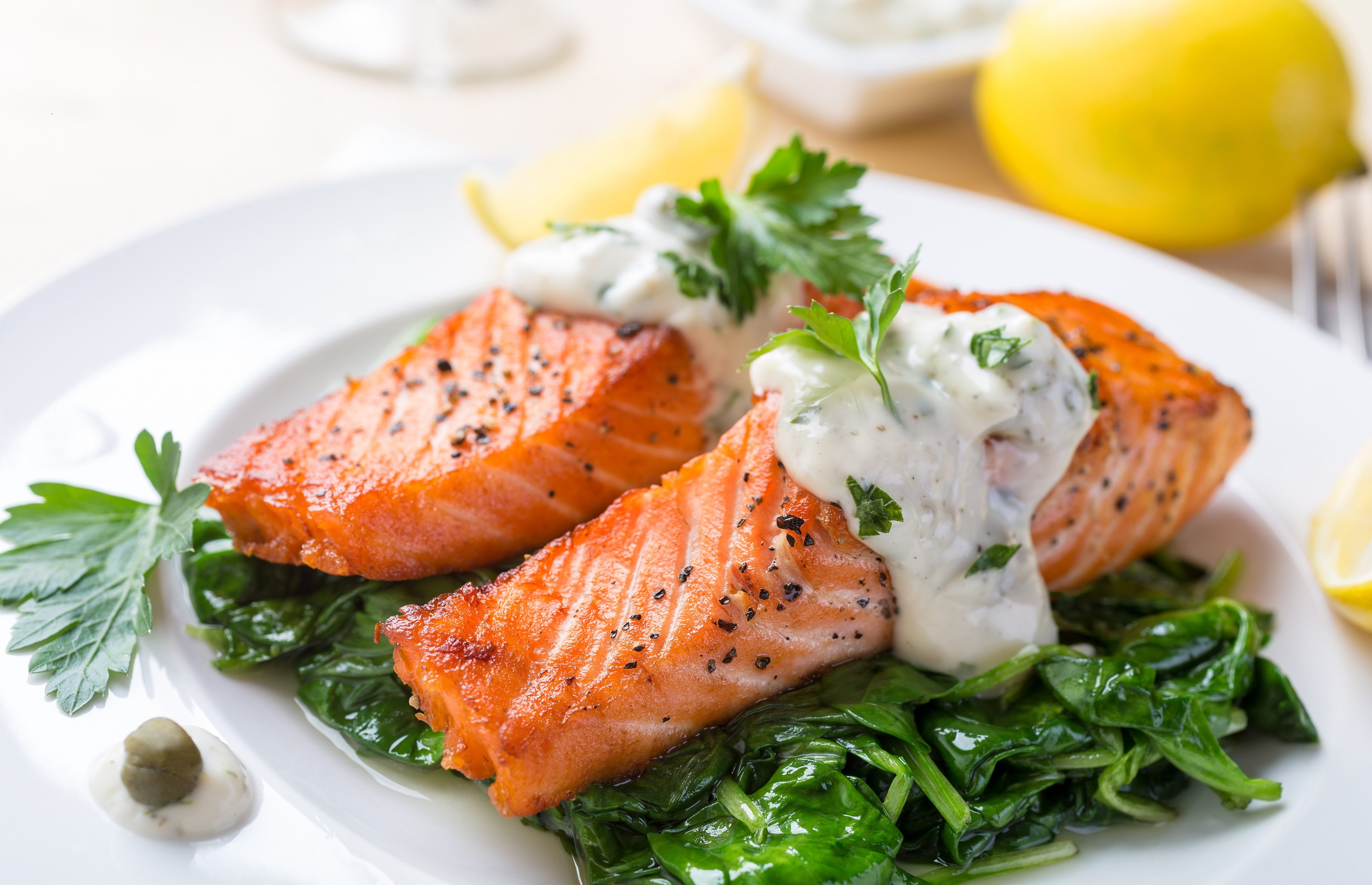 Salmón al vapor con espinacas y salsa de mostaza