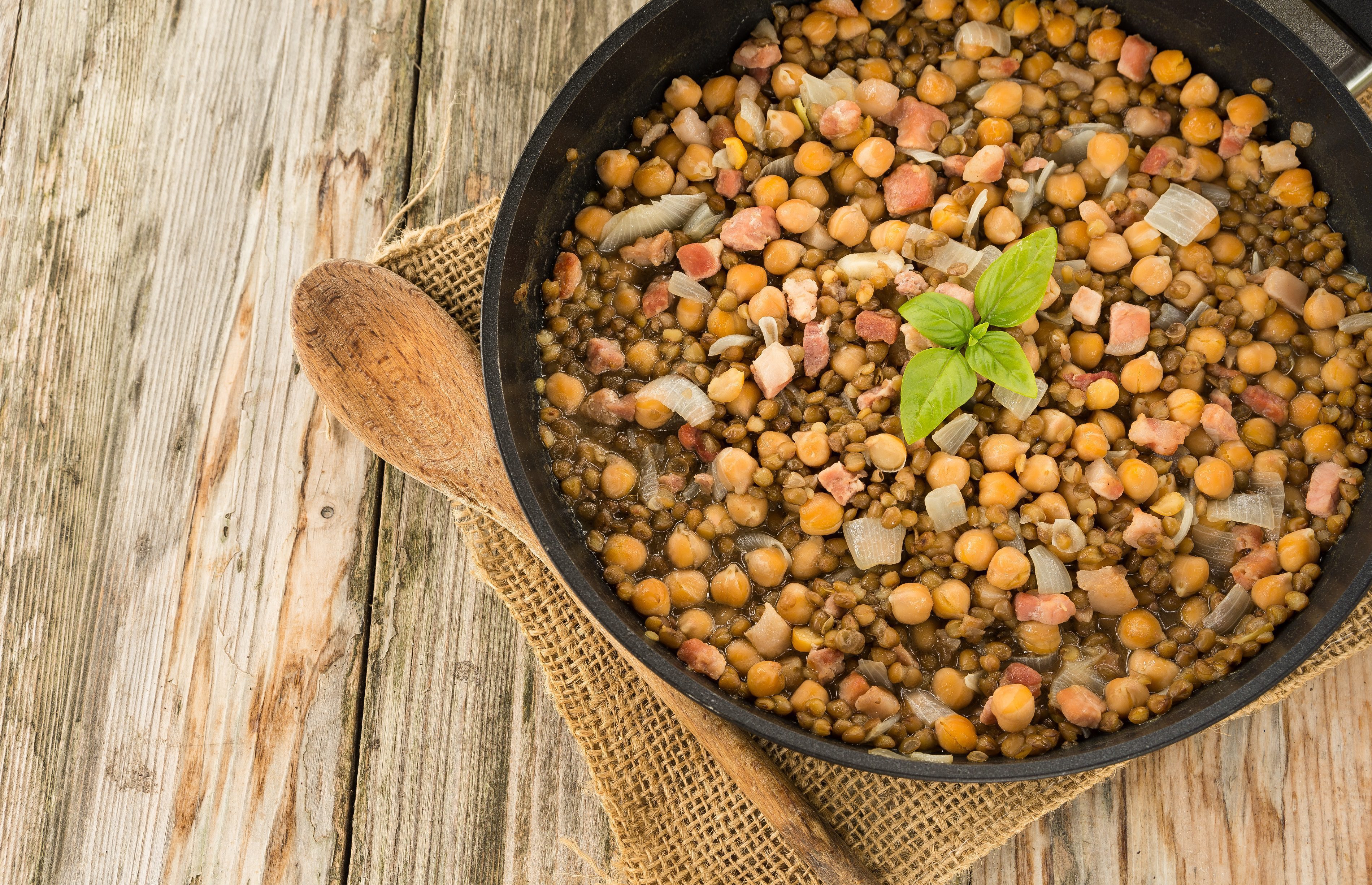 Garbanzos con bacon y cebolla