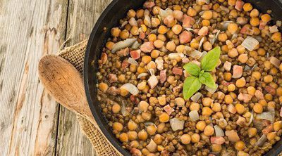 Garbanzos con bacon y cebolla