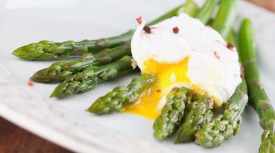 Espárragos con huevos escalfados y parmesano