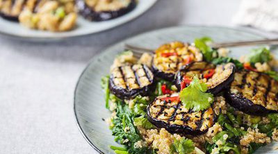 Berenjena picante con coliflor y albahaca