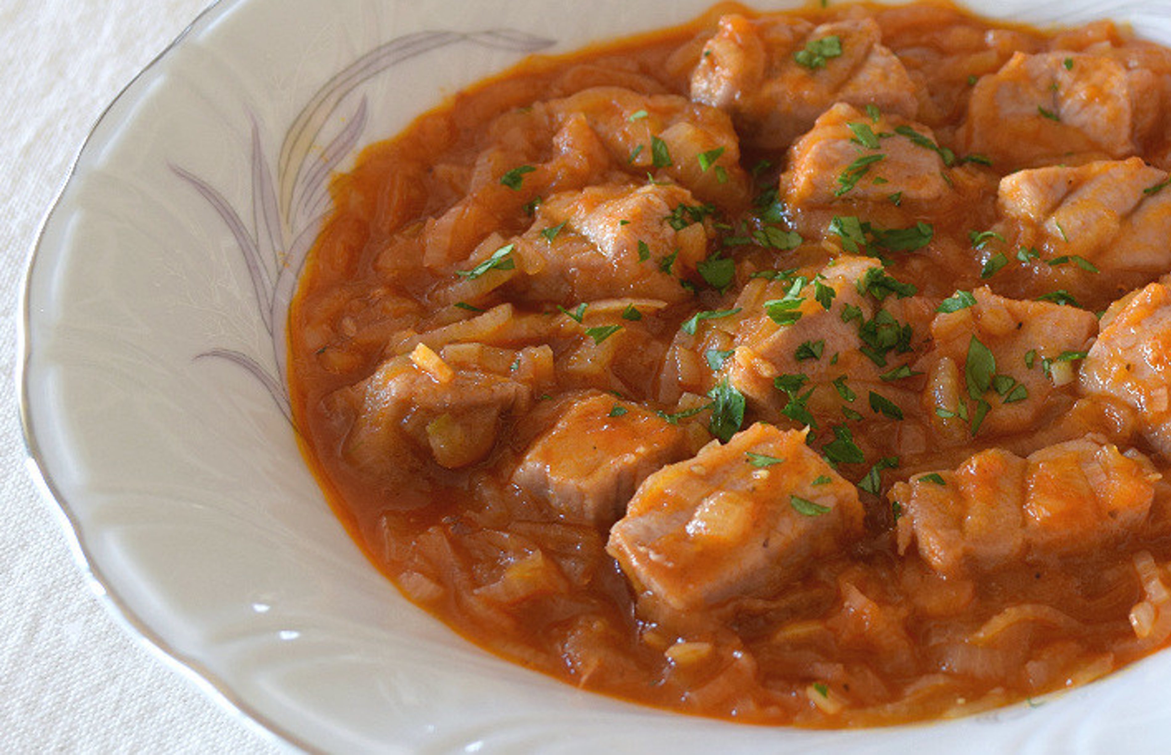 Atún encebollado al pimentón