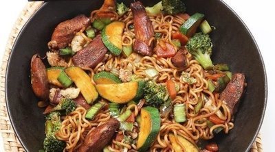 Noodles con pollo y verduras