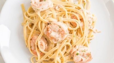 Spaghettis con gulas y gambas