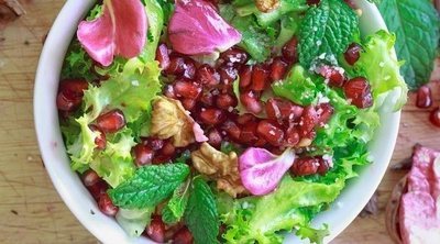 Ensalada de escarola con nueces y granada