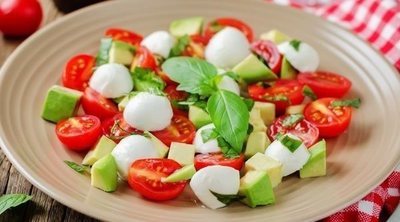 Ensalada de aguacate y mozzarella