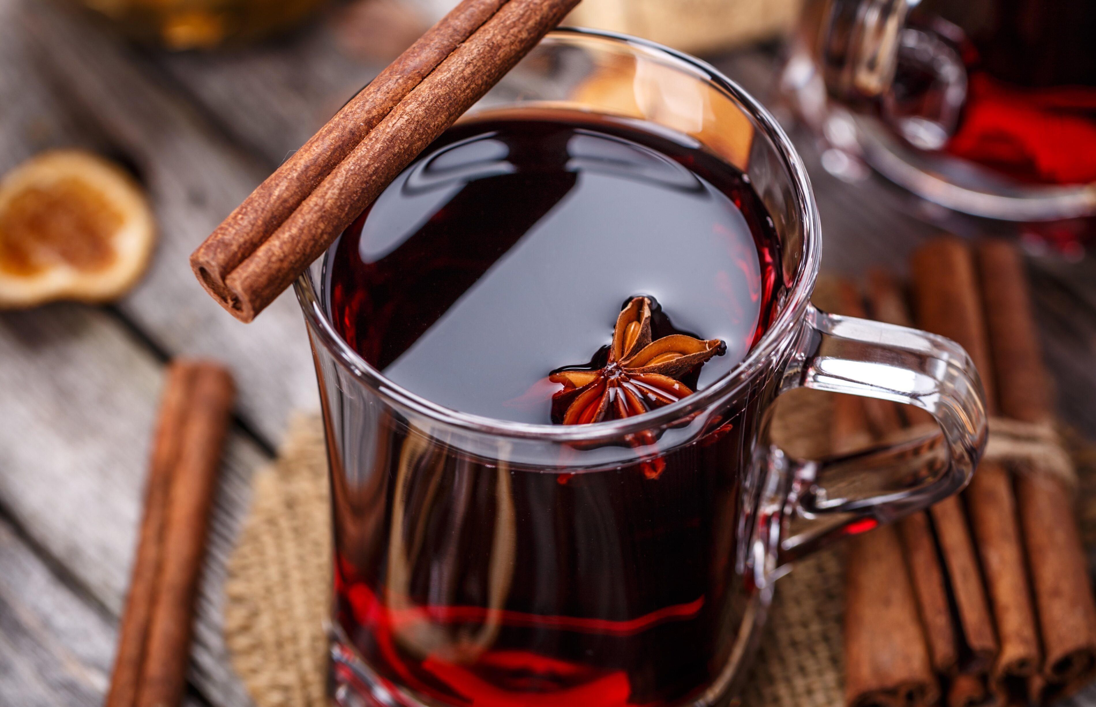 Vino caliente de Navidad con canela